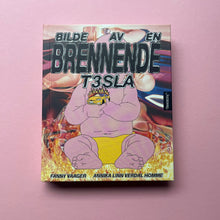 Load image into Gallery viewer, Bilde av en brennende tesla