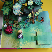 Last inn bildet i Galleri-visningsprogrammet, Alice i eventyrland pop-up
