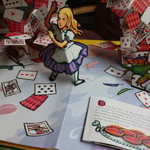 Last inn bildet i Galleri-visningsprogrammet, Alice i eventyrland pop-up
