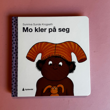 Load image into Gallery viewer, Mo kler på seg
