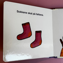 Load image into Gallery viewer, Mo kler på seg
