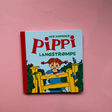 Last inn bildet i Galleri-visningsprogrammet, Her kommer Pippi Langstrømpe, pappbok
