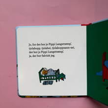 Last inn bildet i Galleri-visningsprogrammet, Her kommer Pippi Langstrømpe, pappbok
